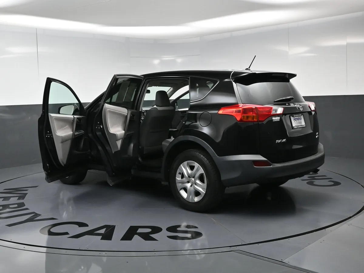 2013 Toyota RAV4 LE thumbnail 27