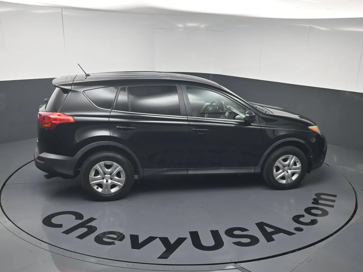 2013 Toyota RAV4 LE thumbnail 32
