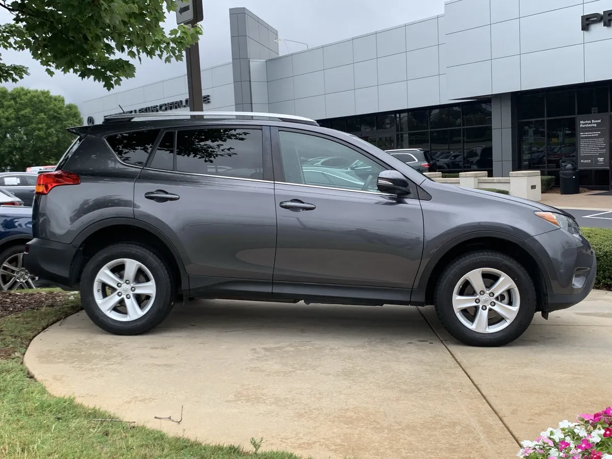 2013 Toyota RAV4 XLE thumbnail 10