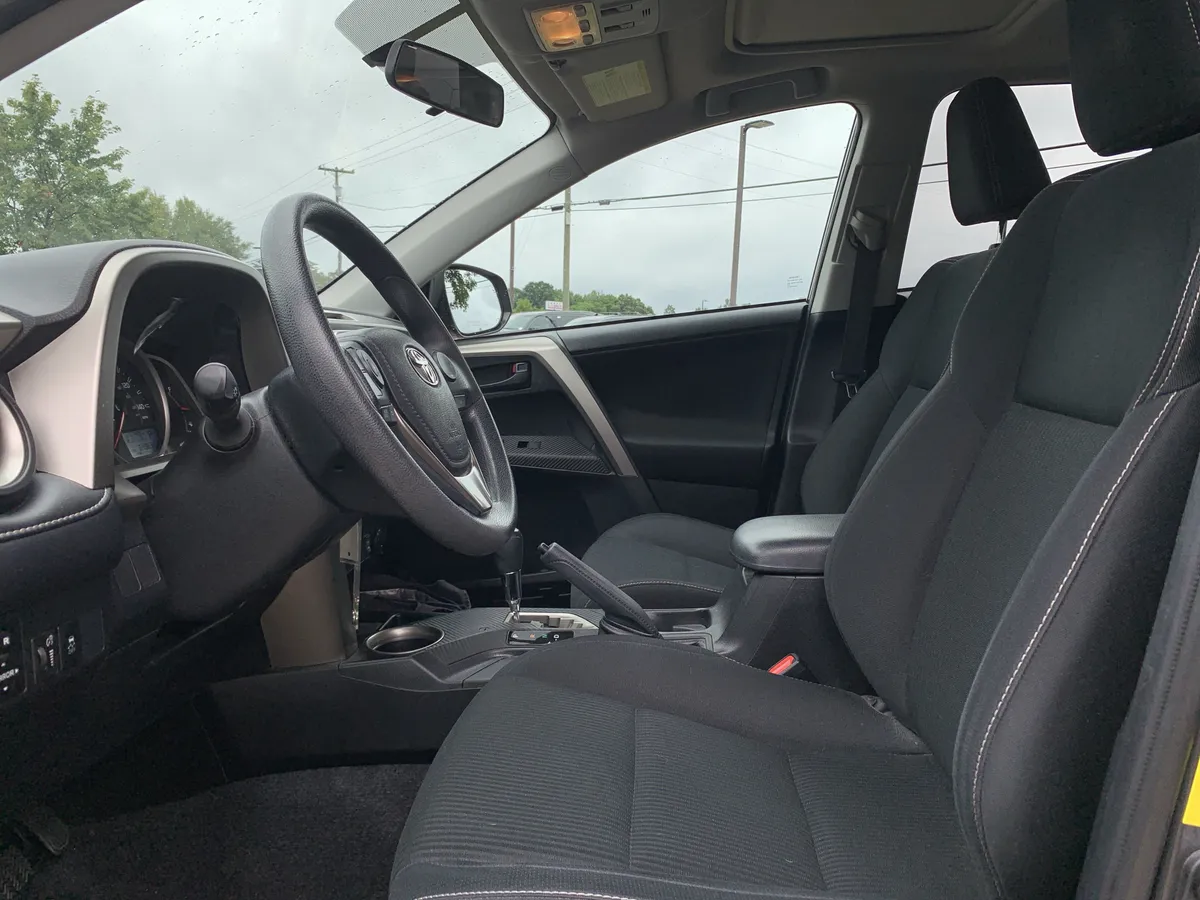 2013 Toyota RAV4 XLE thumbnail 15