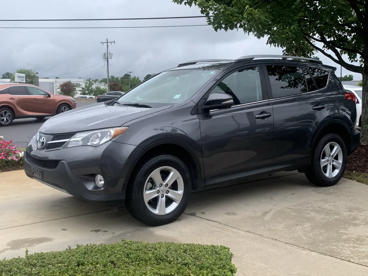 2013 Toyota RAV4 XLE thumbnail 4