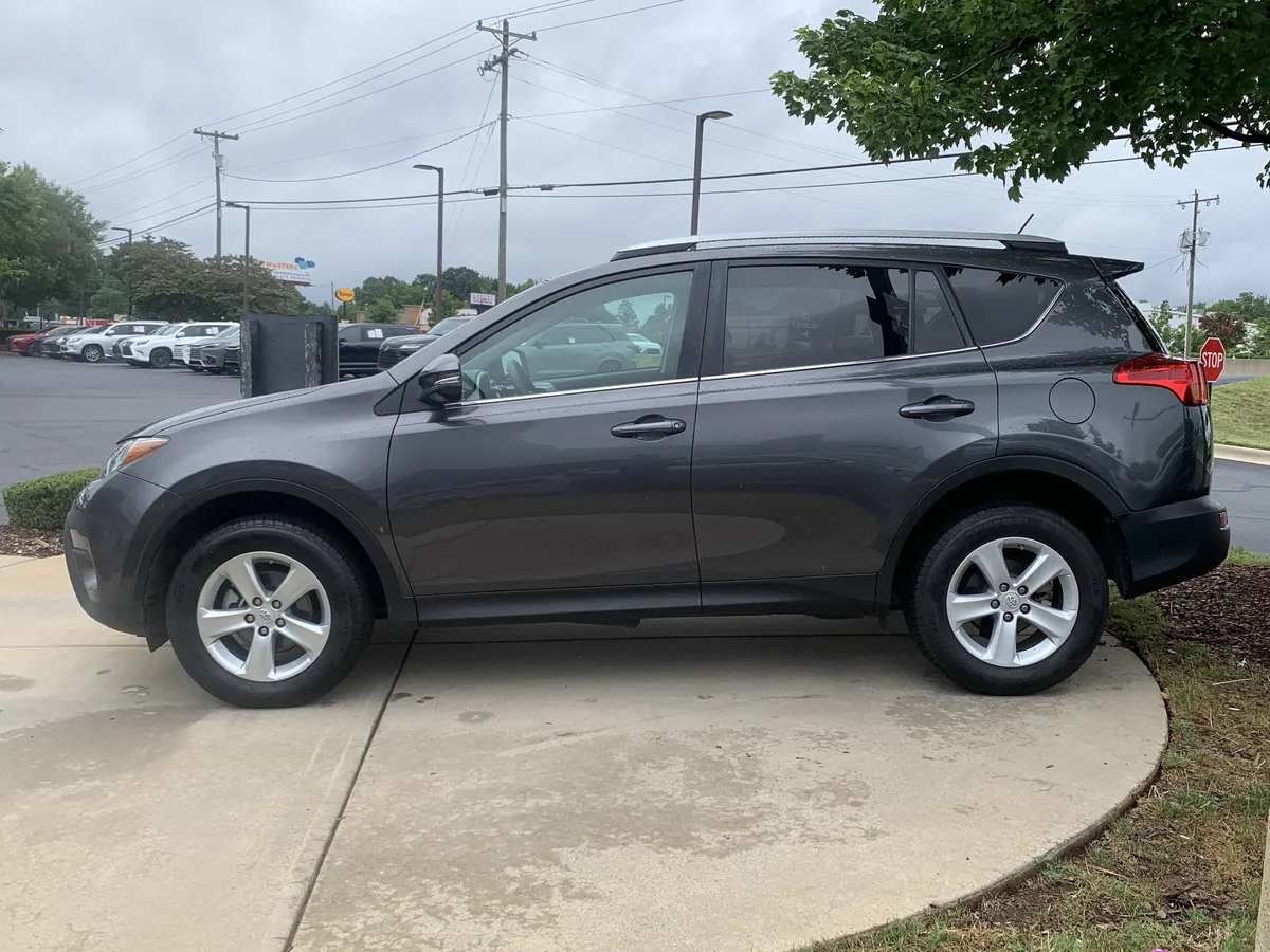 2013 Toyota RAV4 XLE thumbnail 6