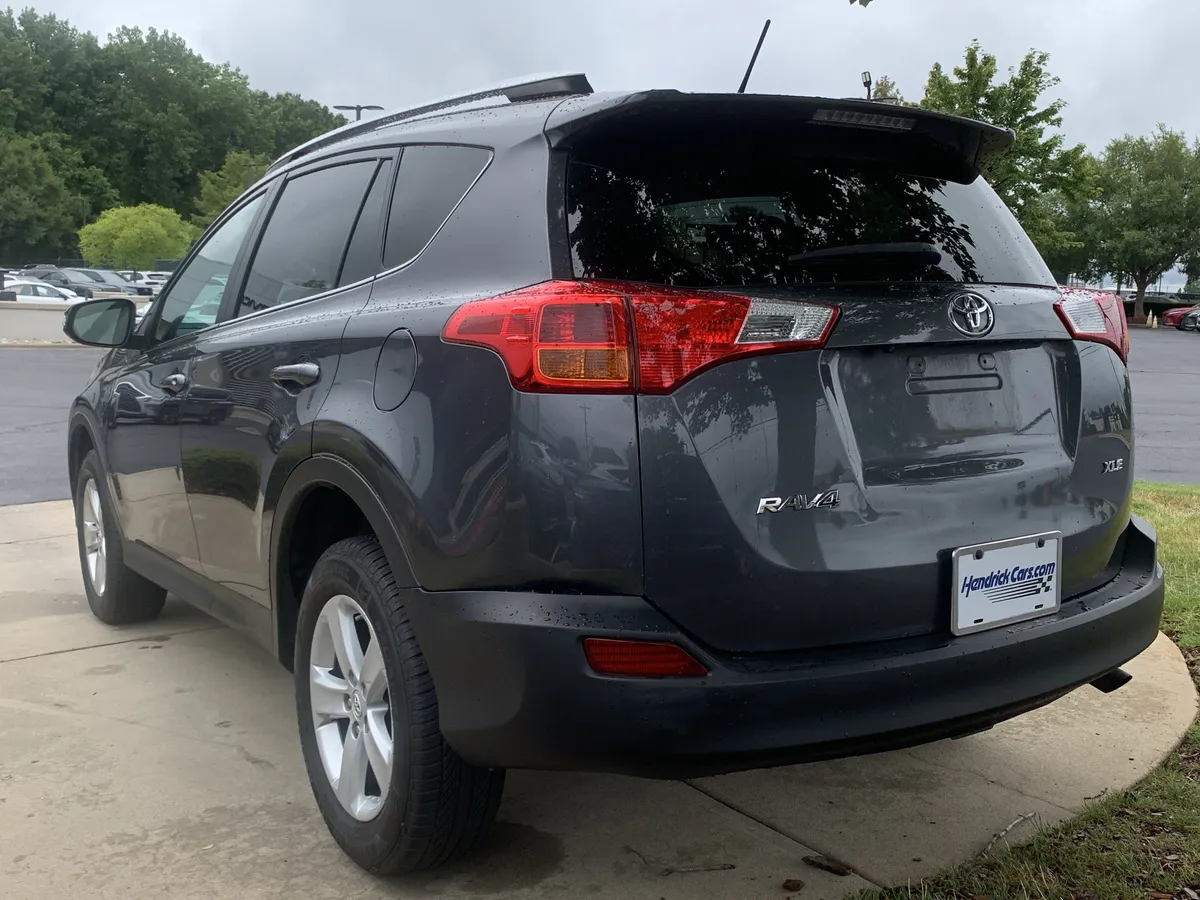 2013 Toyota RAV4 XLE thumbnail 7