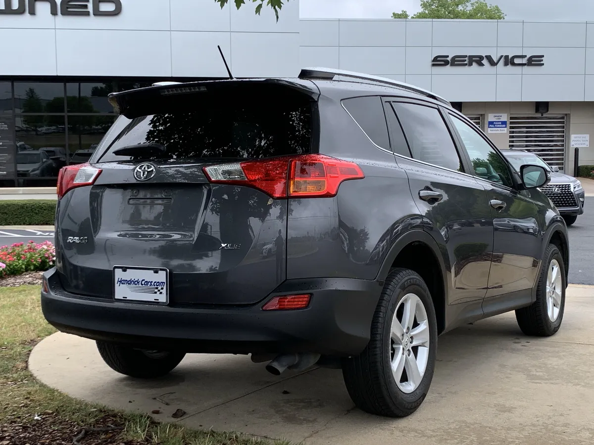 2013 Toyota RAV4 XLE thumbnail 9