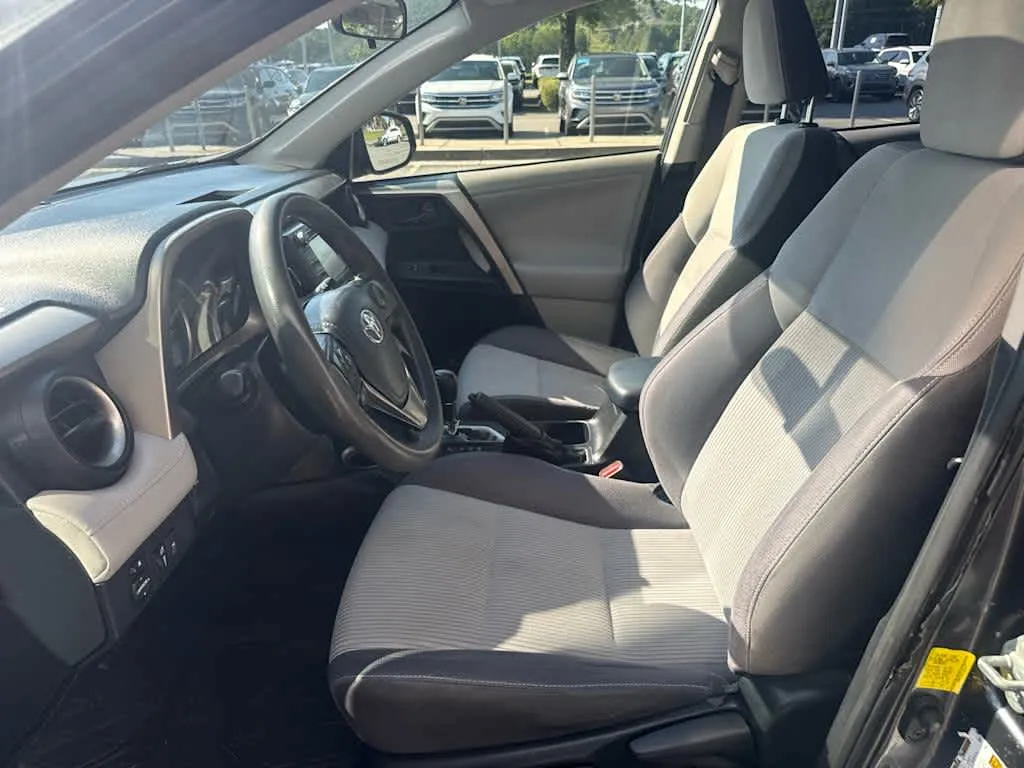 2013 Toyota RAV4 XLE thumbnail 18