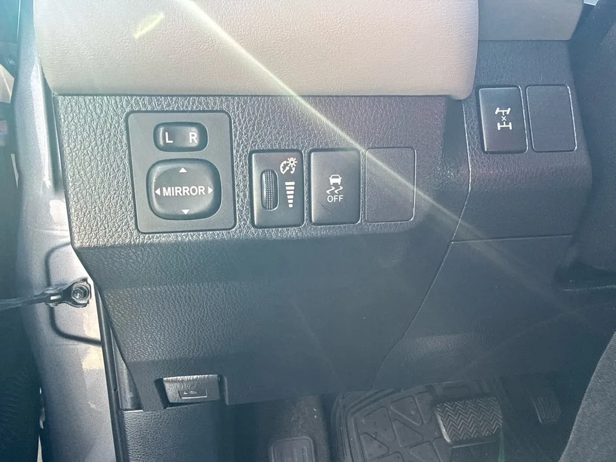 2013 Toyota RAV4 XLE thumbnail 35