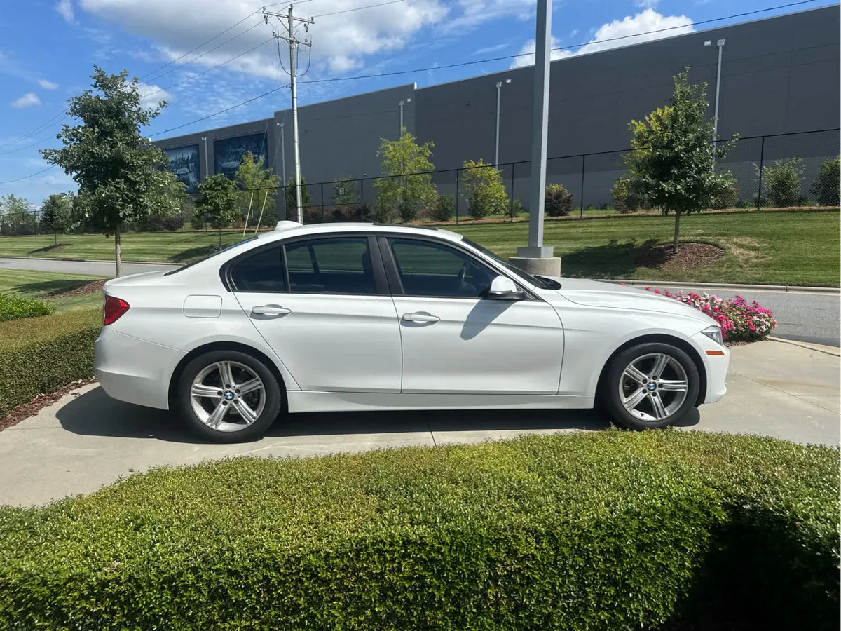 2014 BMW 3 Series 320i thumbnail 2