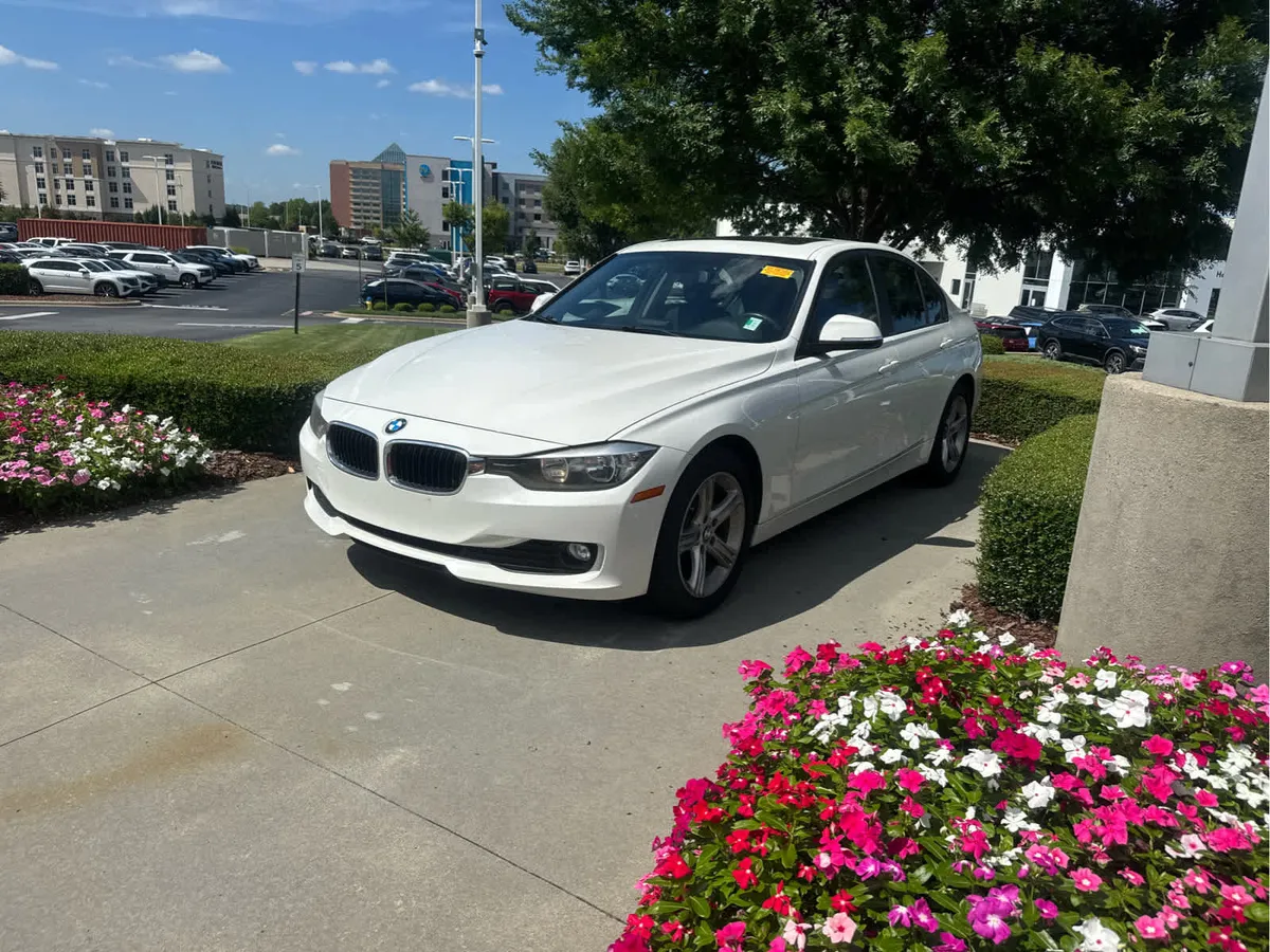 2014 BMW 3 Series 320i thumbnail 9