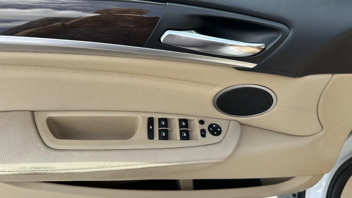 2014 BMW X6 xDrive50i thumbnail 16