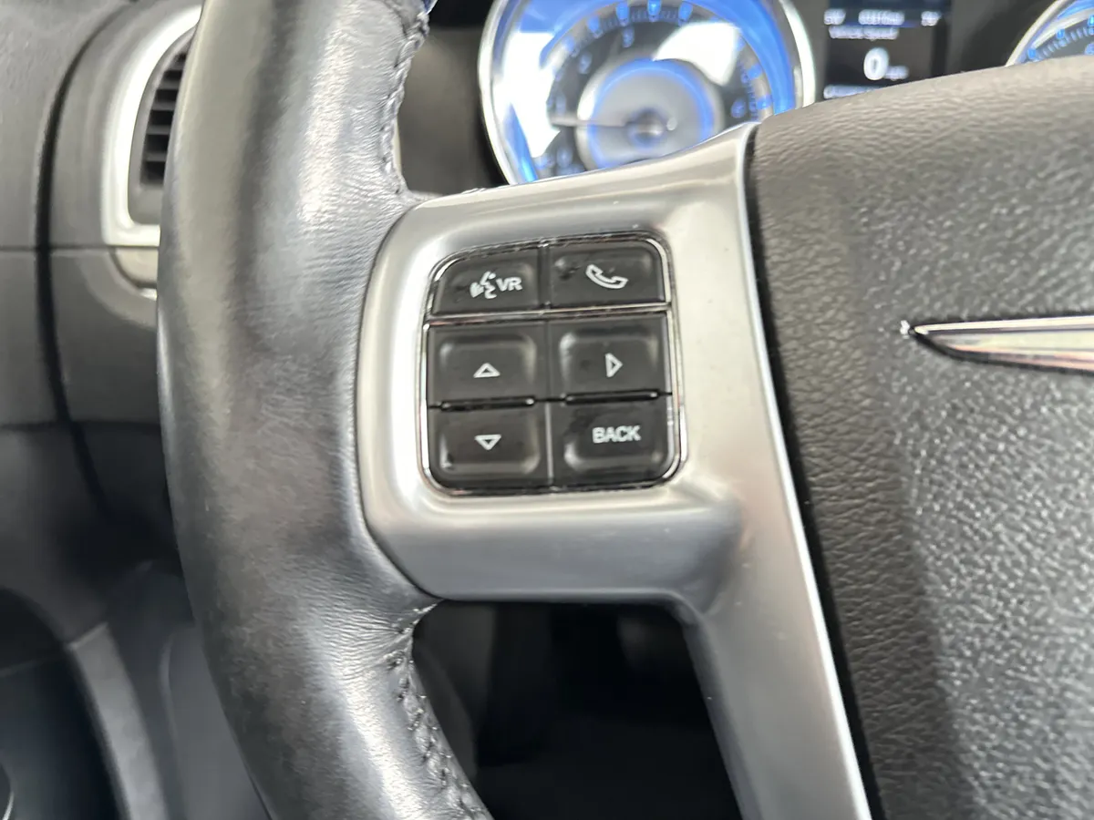 2014 Chrysler 300 300C thumbnail 18