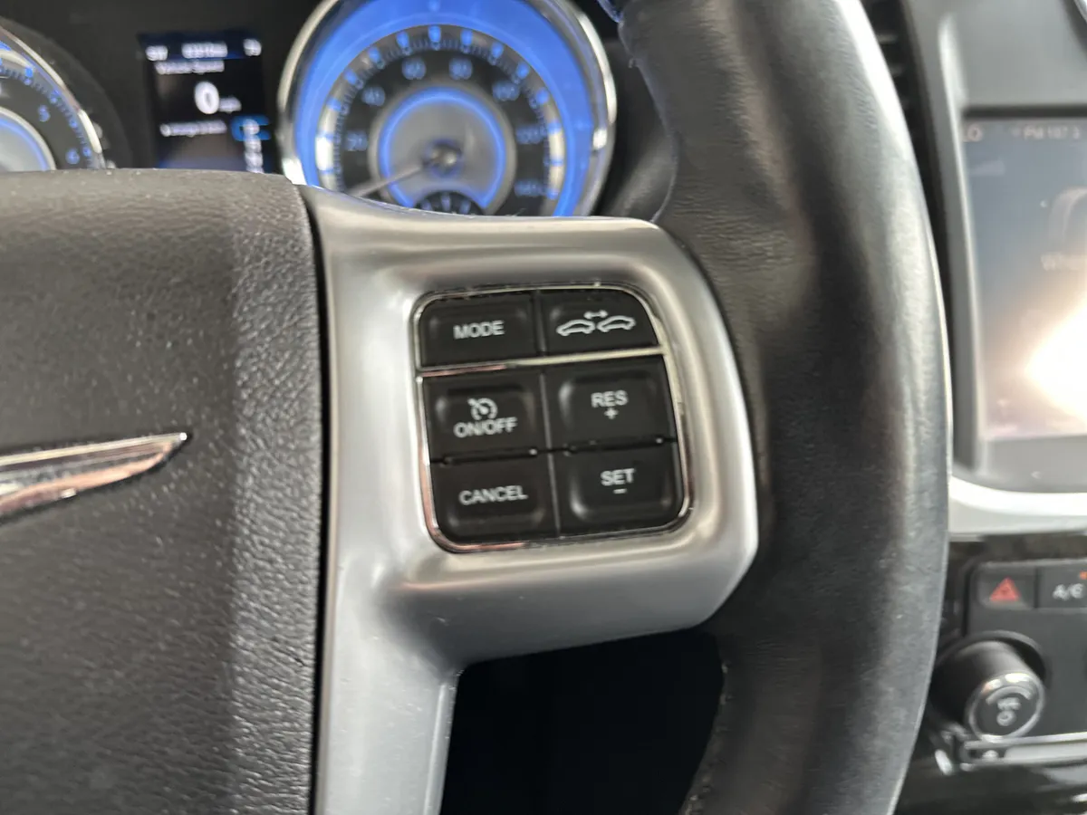 2014 Chrysler 300 300C thumbnail 19