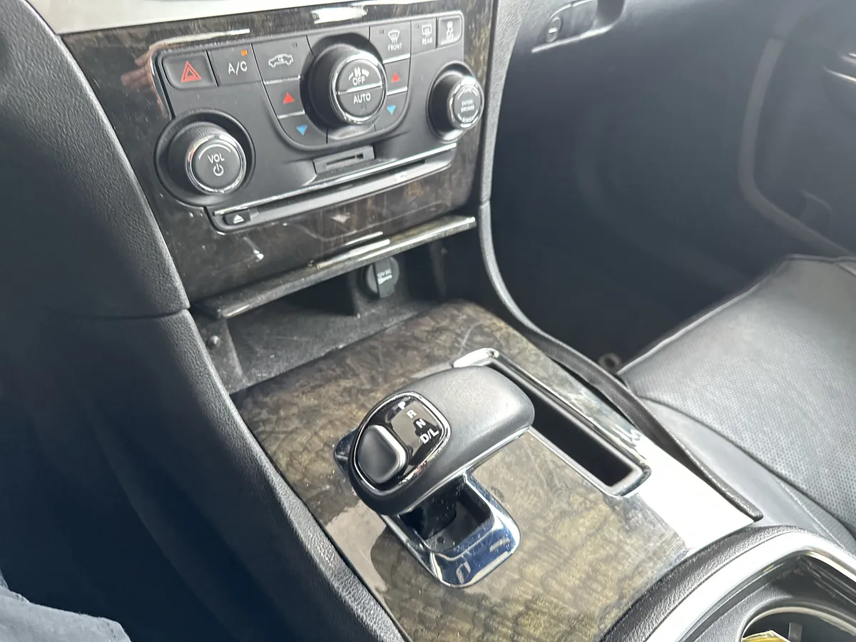 2014 Chrysler 300 300C thumbnail 25