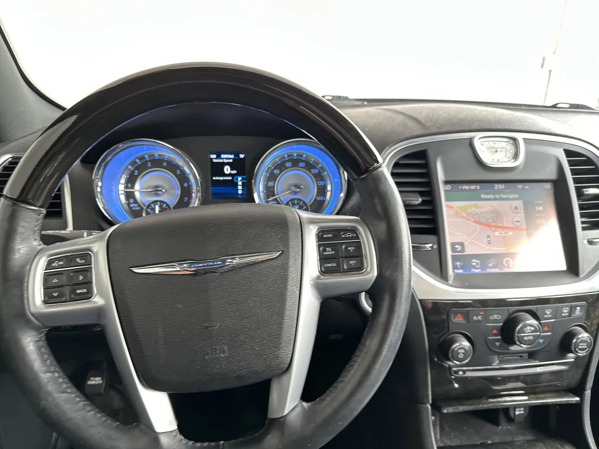 2014 Chrysler 300 300C thumbnail 28