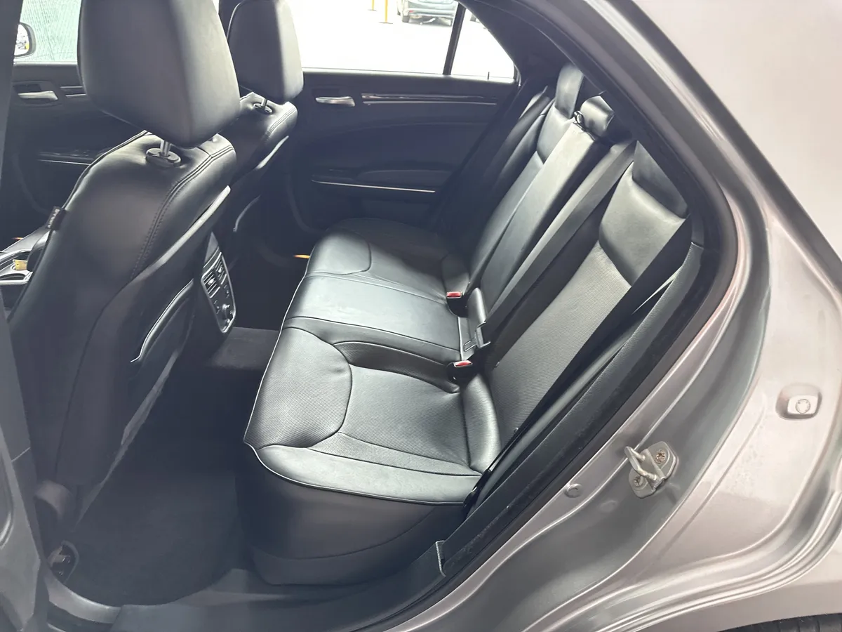 2014 Chrysler 300 300C thumbnail 30