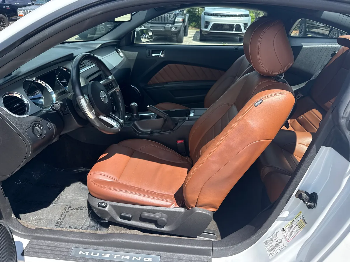 2014 Ford Mustang V6 Premium thumbnail 15