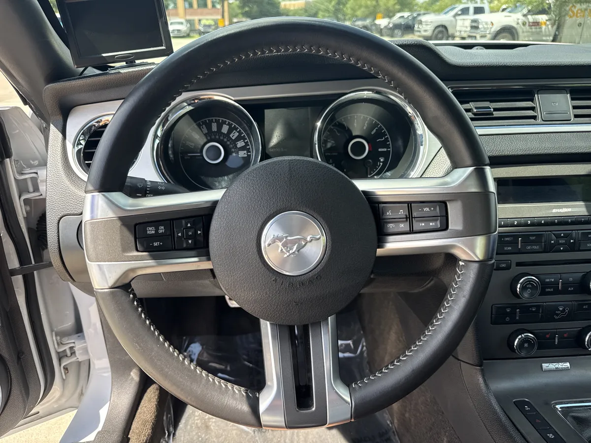2014 Ford Mustang V6 Premium thumbnail 17