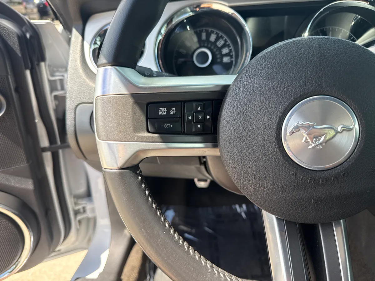 2014 Ford Mustang V6 Premium thumbnail 18
