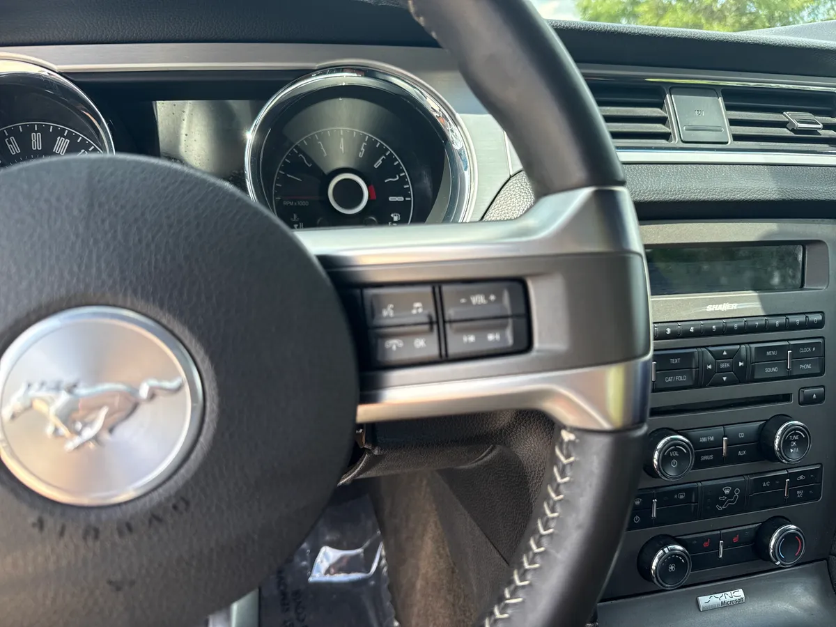 2014 Ford Mustang V6 Premium thumbnail 19