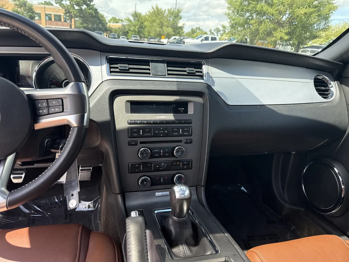 2014 Ford Mustang V6 Premium thumbnail 28