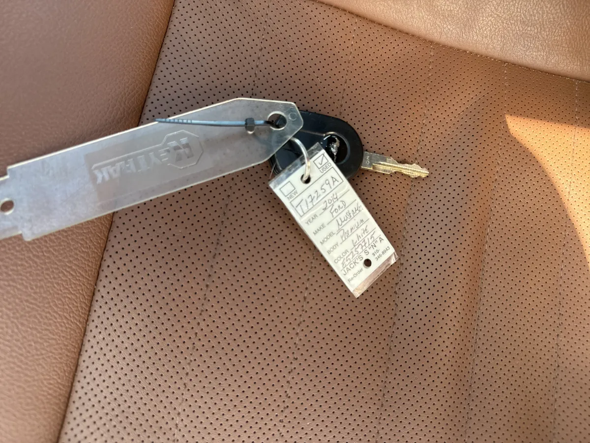 2014 Ford Mustang V6 Premium thumbnail 34