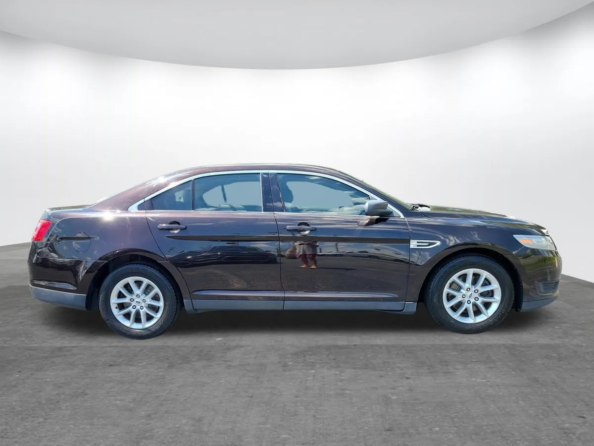 2014 Ford Taurus SE thumbnail 2