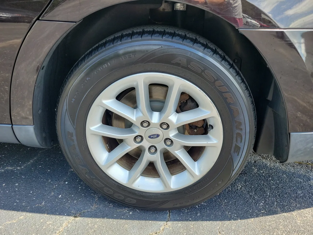 2014 Ford Taurus SE thumbnail 21