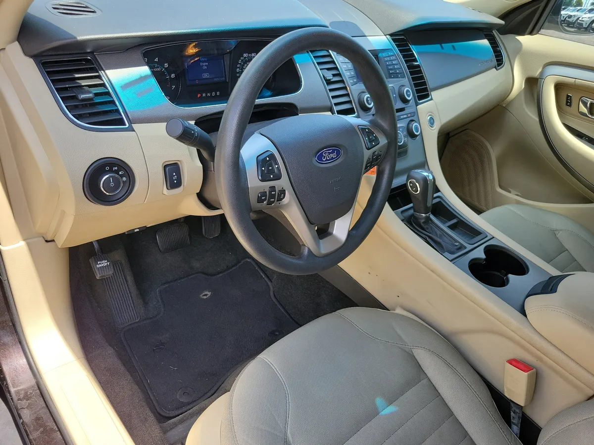 2014 Ford Taurus SE thumbnail 3