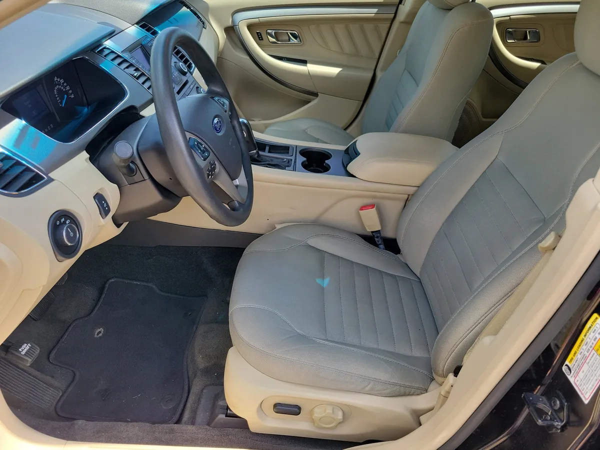 2014 Ford Taurus SE thumbnail 4