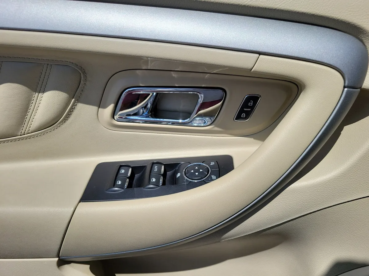 2014 Ford Taurus SE thumbnail 6