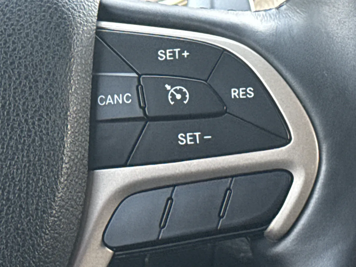 2014 Jeep Grand Cherokee Limited thumbnail 19