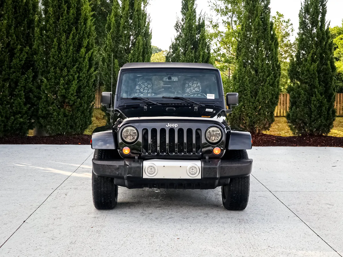 2014 Jeep Wrangler Unlimited Sahara thumbnail 2