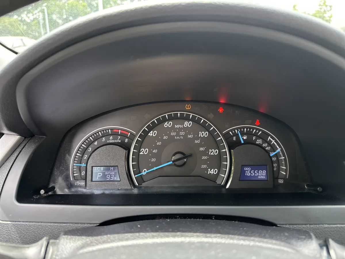 2014 Toyota Camry LE thumbnail 10