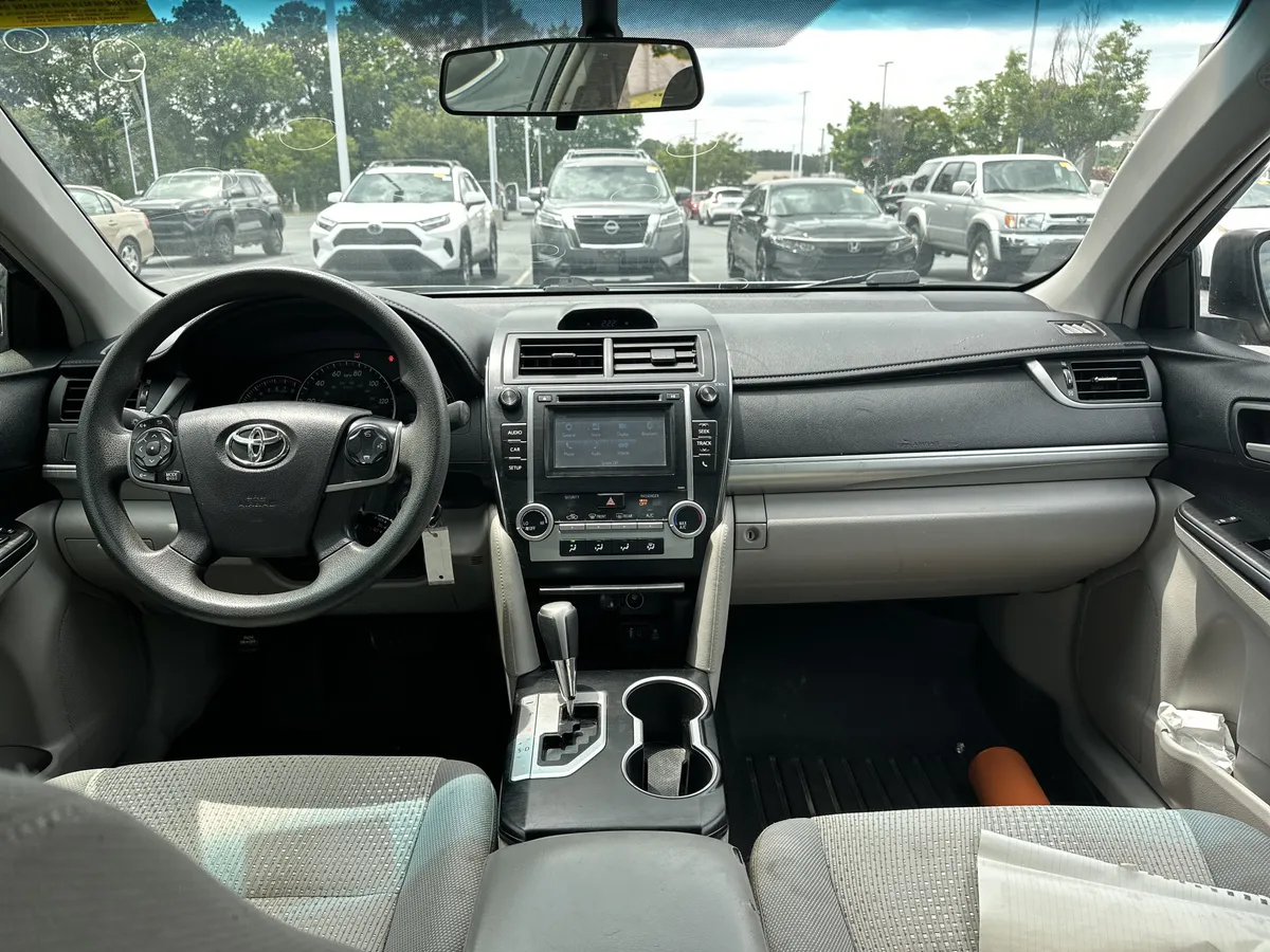 2014 Toyota Camry LE thumbnail 18