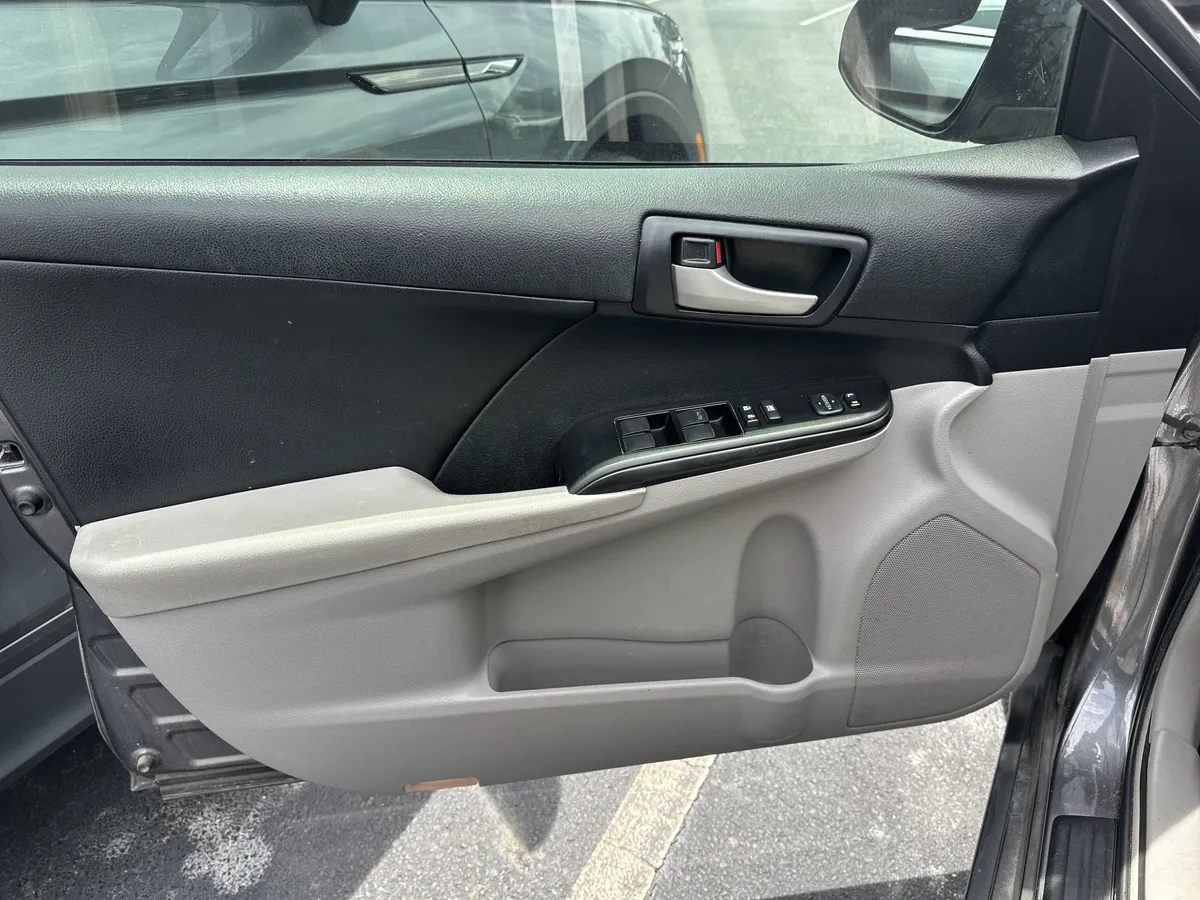 2014 Toyota Camry LE thumbnail 2