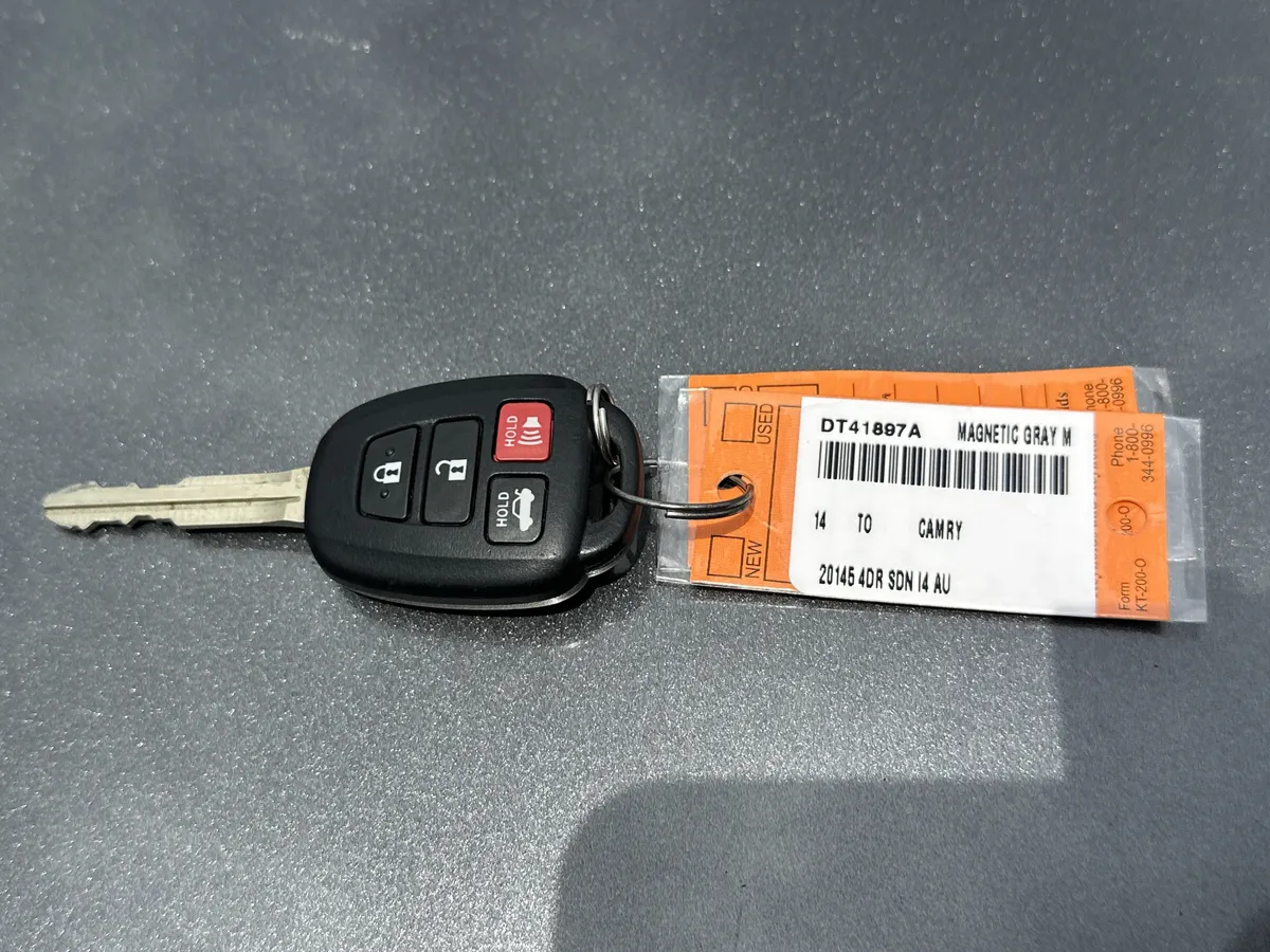 2014 Toyota Camry LE thumbnail 25