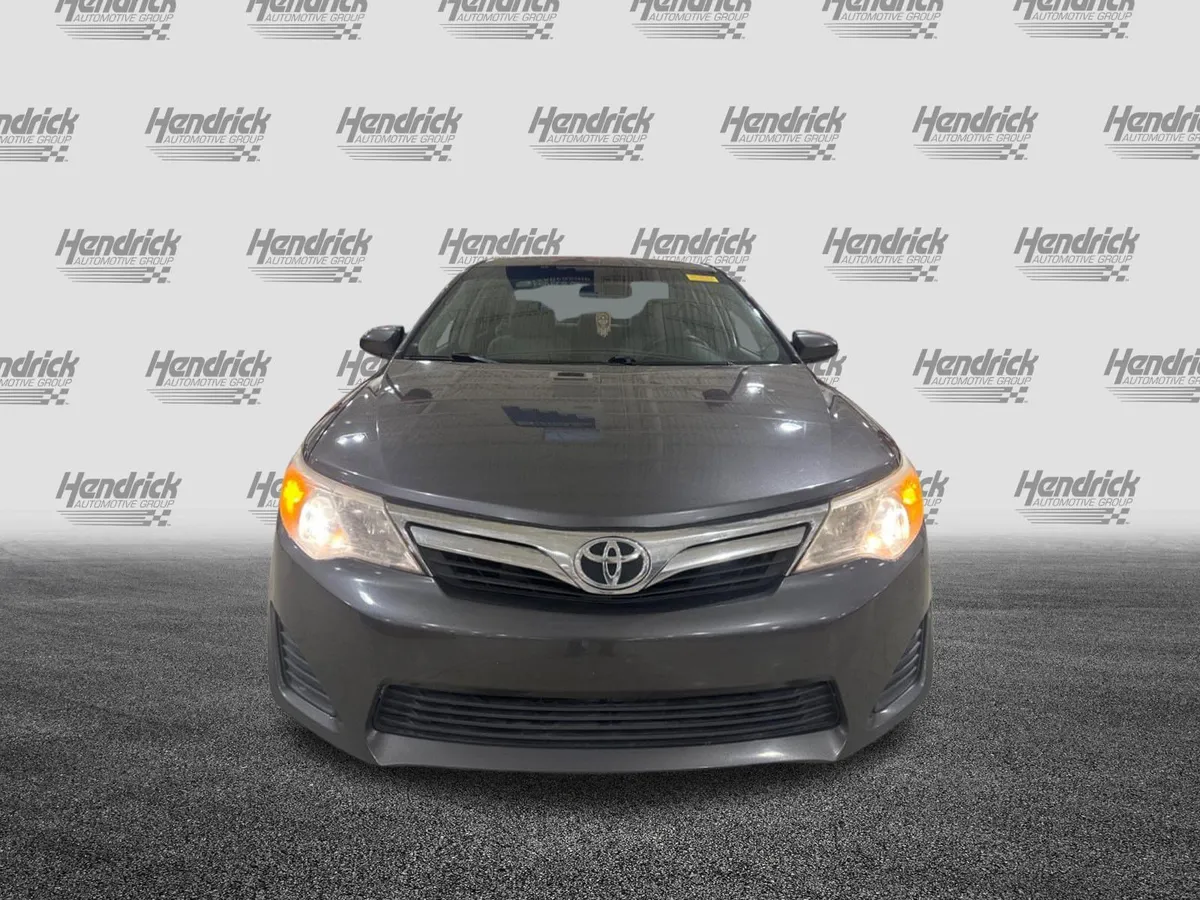 2014 Toyota Camry LE thumbnail 26