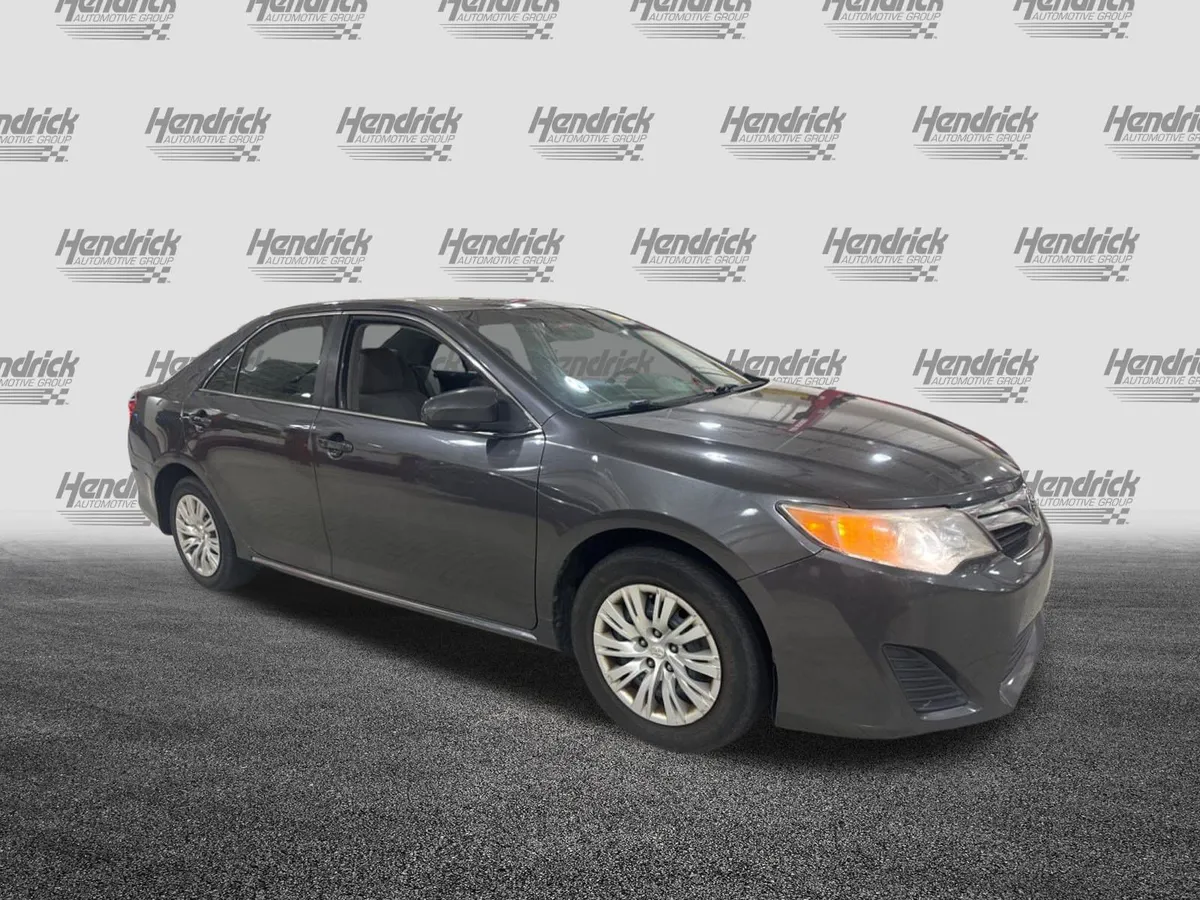 2014 Toyota Camry LE thumbnail 28