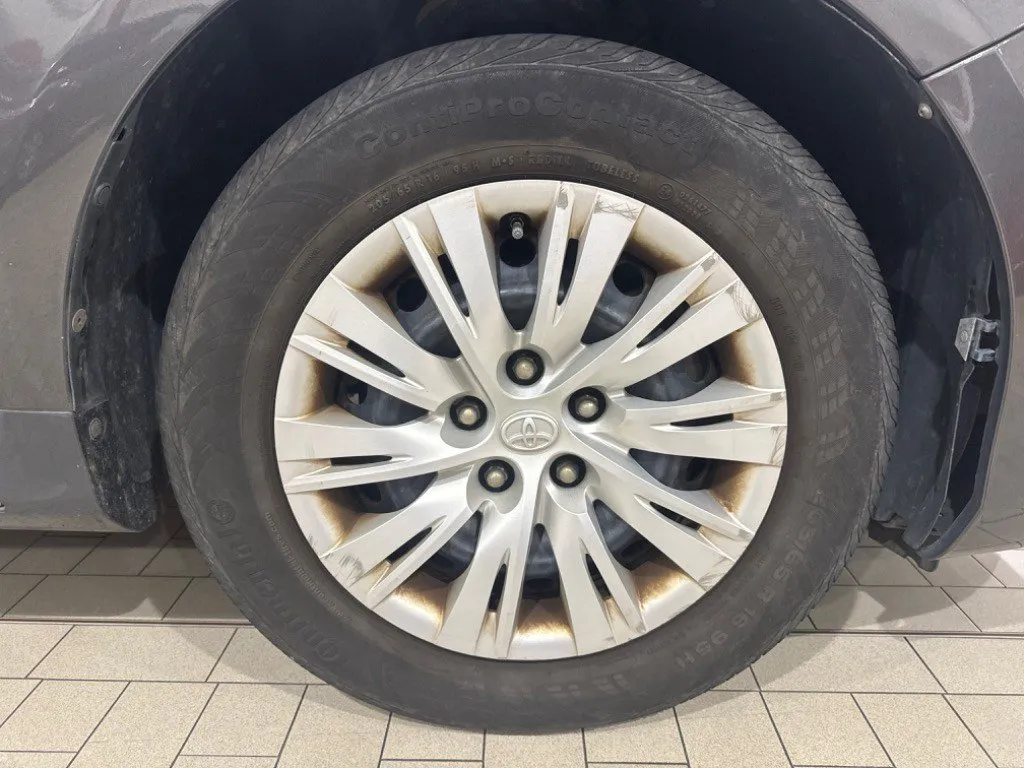 2014 Toyota Camry LE thumbnail 29