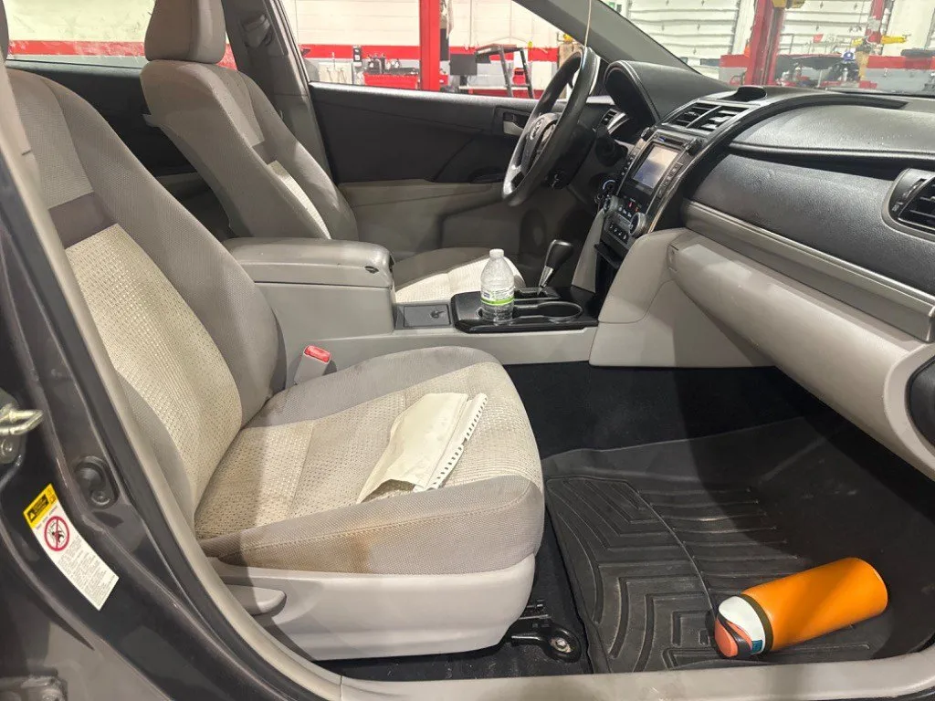 2014 Toyota Camry LE thumbnail 30