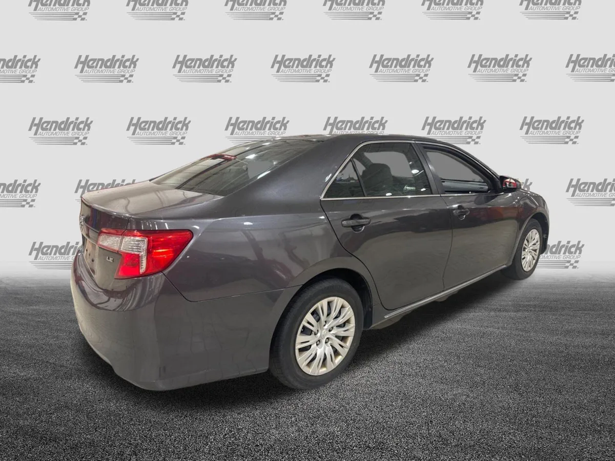2014 Toyota Camry LE thumbnail 32