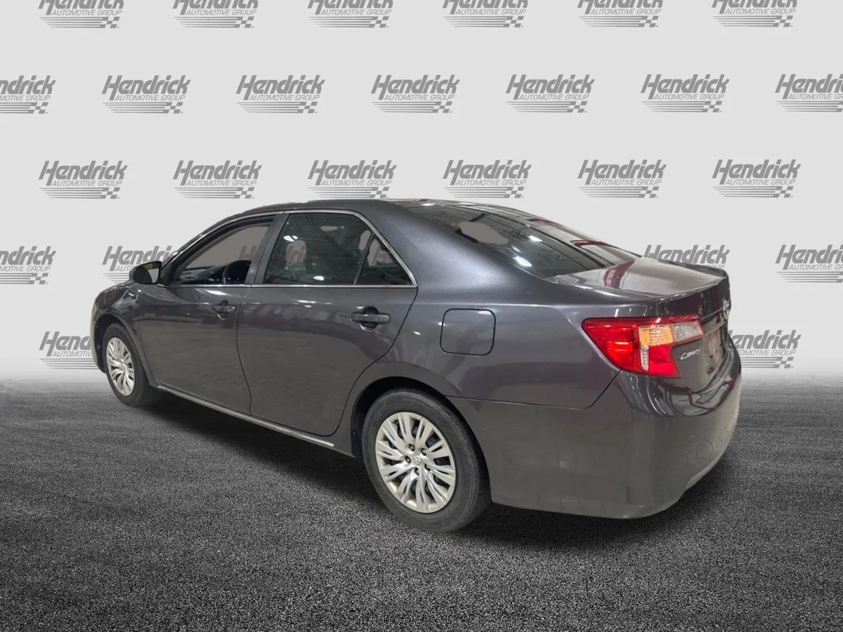 2014 Toyota Camry LE thumbnail 34