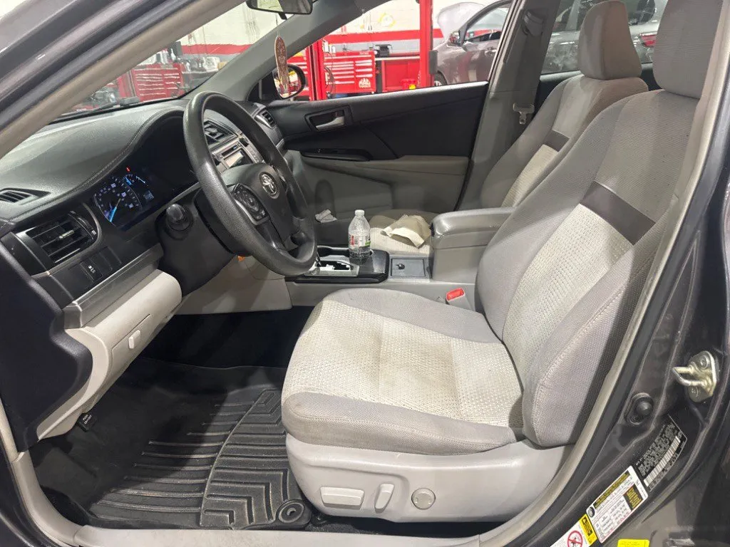 2014 Toyota Camry LE thumbnail 38