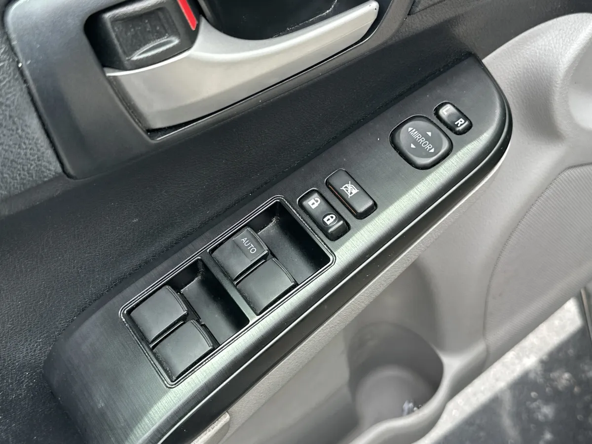 2014 Toyota Camry LE thumbnail 4