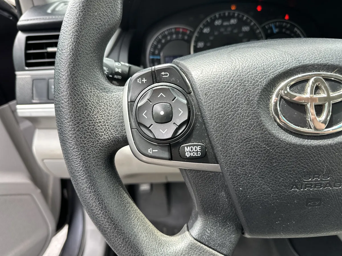 2014 Toyota Camry LE thumbnail 8