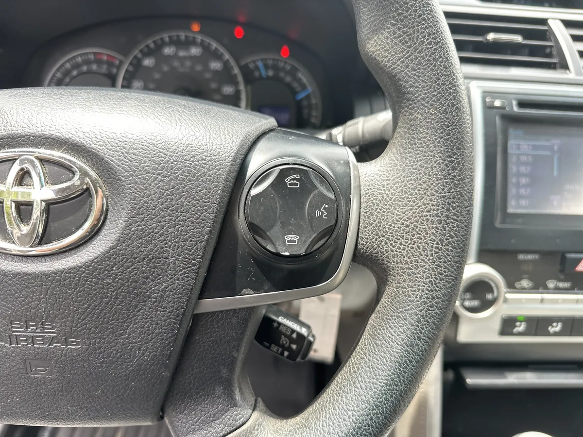 2014 Toyota Camry LE thumbnail 9