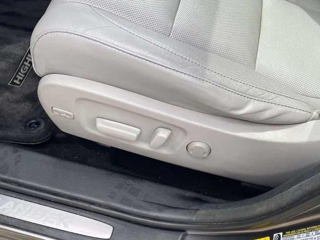 2014 Toyota Highlander Limited thumbnail 51