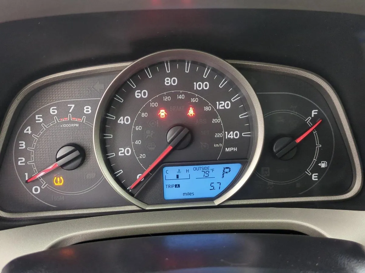 2014 Toyota RAV4 XLE thumbnail 11