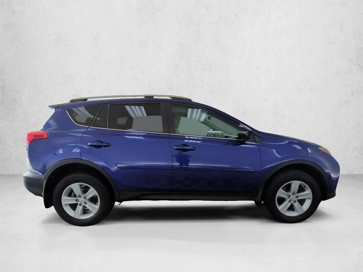 2014 Toyota RAV4 XLE thumbnail 4