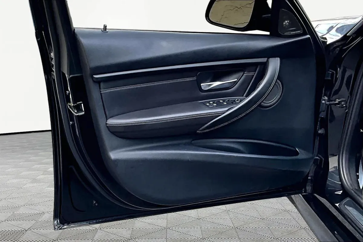 2015 BMW M3 Sedan thumbnail 22