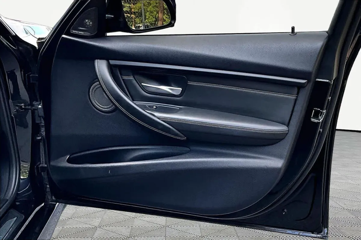 2015 BMW M3 Sedan thumbnail 23
